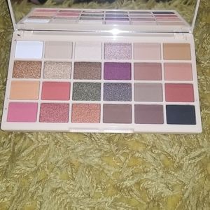 Makeup Revolution London  SophX Palette